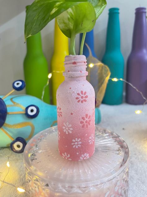 Bottle Painting For Plants, Glass Bottles Art Paint Easy, Glass Bottle Painting Ideas Easy, Aesthetic Bottle Painting, Painting On Bottles, Bottle Paintings, Bottle Fairy Lights, Butterfly Lamp, Decorative Glass Jars