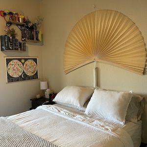 Fan Over Bed, Fan Headboard, Modern Boho Bedroom Ideas, Over Bed Decor, Palette Bed, Fan Wall Decor, Fan Decor, Gallery Shelves, Fan Japanese