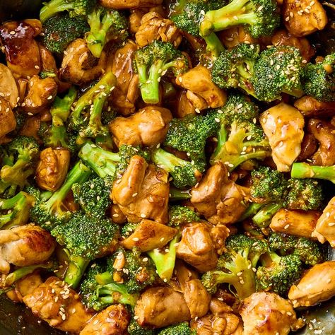 This One-Pan Chicken & Broccoli Stir-Fry Will Beat Take-Out Any Night Of The Week Healthy Chicken And Broccoli Recipes, One Pan Chicken And Broccoli, Chicken And Broccoli Chinese, Healthy Chicken And Broccoli, Chicken And Broccoli Recipes, Chicken Broccoli Stir Fry, Easy Foods, Recipes Instant Pot, Broccoli Recipe