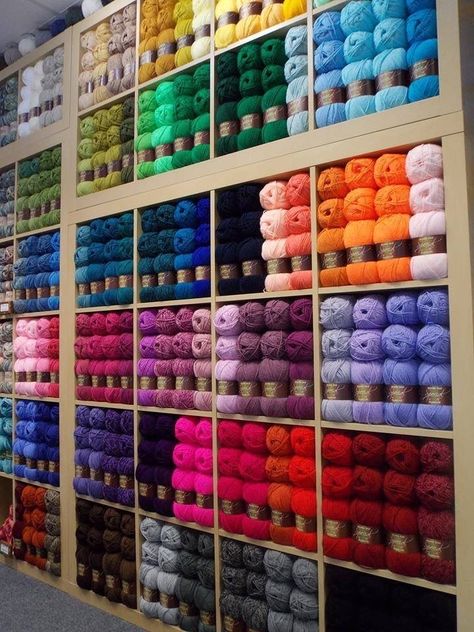 Diy Yarn Storage Ideas, Yarn Display, Knitting Room, Crochet Store, Arts And Crafts Storage, Yarn Organization, Dream Craft Room, Craft Room Design, Mode Crochet