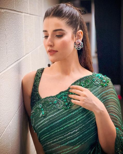 Hareem Farooq, Green Sari, Girls Dp Stylish, Girls Pin, Pakistani Actress, Bottle Green, Blonde Beauty, Bollywood Celebrities, Girls Dpz