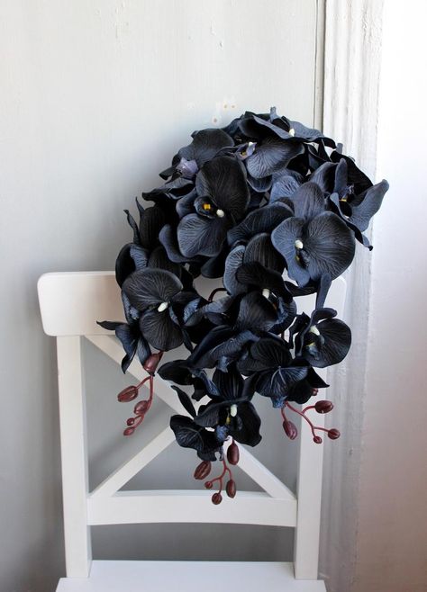 Black Bouquet Wedding, Plants Study, Gothic Wedding Bouquet, Wedding Bouquet Cascading, Black Rose Bouquet, Black Wedding Flowers, Black Bouquet, Cascading Wedding Bouquets, Button Holes Wedding