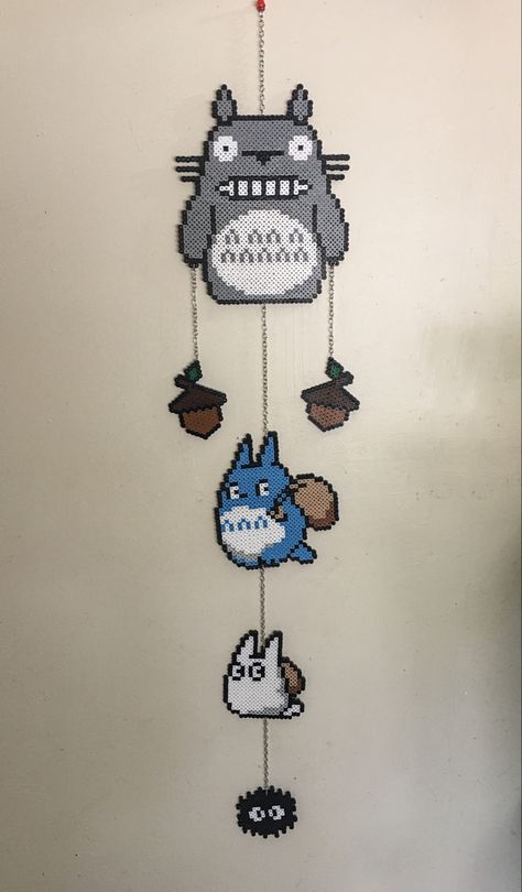 wall hanging of my neighbor Totoro characters made from perlers and chain links. Totoro Room Decor Diy, My Neighbor Totoro Perler Beads, Perler Wall Decor, Totoro Room Decor, Totoro Decor, Totoro Room, Totoro Perler, Perler Wall, Totoro Diy