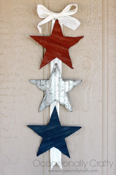 Tin Star Wall Banner- perfect for any patriotic holiday or to add to your Americana decor! Americana Kitchen, Decor Marin, Americana Crafts, Tin Star, Red White And Blue Stars, 4th July Crafts, Star Banner, Fourth Of July Decor, Metal Star