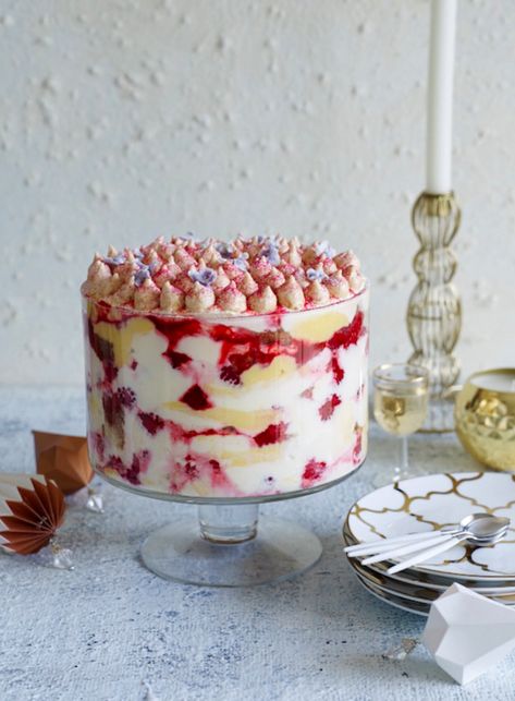 Lemon Meringue Trifle, Meringue Topping Recipe, Trifle Bowl Recipes, Raspberry Trifle, Trifle Dessert Recipes, Meringue Topping, Trifle Recipes, Mini Meringues, Caramel Treats