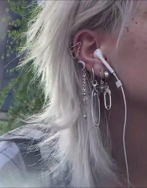 Punk Ear Piercings, Ušný Piercing, Pool Deck Decor, Deck Decor, Piercing Inspo, Ground Pool Ideas, Above Ground Pool Ideas, Cool Ear Piercings, Pretty Ear Piercings