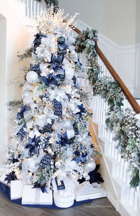 Blue Christmas Tree Decorations, White Christmas Lights, Blue Christmas Decor, White Christmas Ornaments, Christmas Tree Decorating Themes, Royal Christmas, Elegant Christmas Trees, Creative Christmas Trees, Blue Christmas Tree