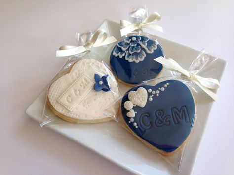 Navy blue & ivory wedding favours by Cookie Delicious www.cookiedelicious.co.uk Blue Wedding Cookies, Wedding Favor Cookies, Favor Cookies, Cookie Wedding, Sweet Buffet, Cookie Wedding Favors, Favours Wedding, Wedding Navy, Wedding Dress Mermaid