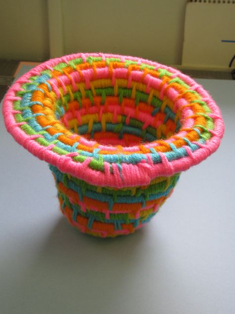 5th grade yarn basket weaving; art teacher: Susan Joe Native American Art Projects, Sa Art, Vbs Craft, Art Weaving, Yarn Basket, Basket Diy, 8th Grade Art, Animal Art Projects, 4 Grade