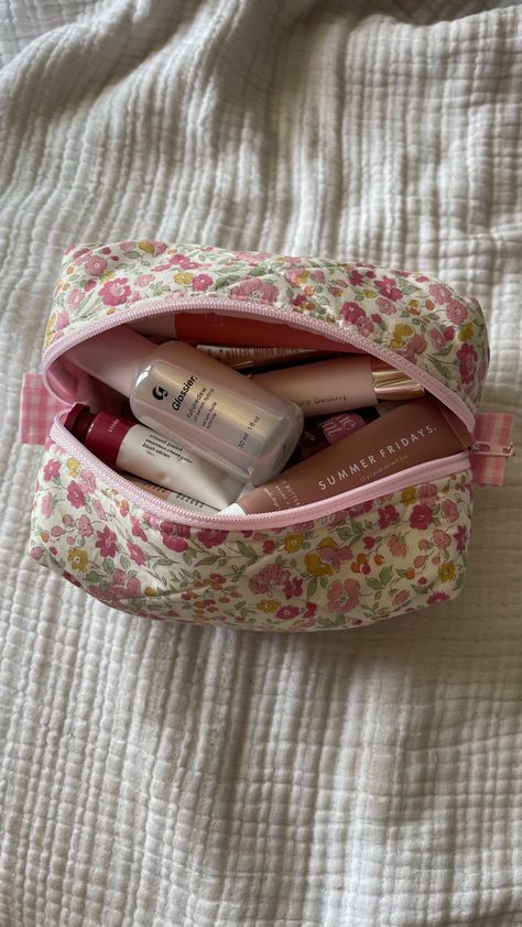 Makeup bag Makeup Bag Flowers, Padded Makeup Bag, Cute Small Makeup Bags, Makeup Bags To Sew, Makeup Bag Floral, Make Up Bags Aesthetic, Cotton Makeup Bag, Floral Makeup Bag Aesthetic, Floral Makeup Pouch