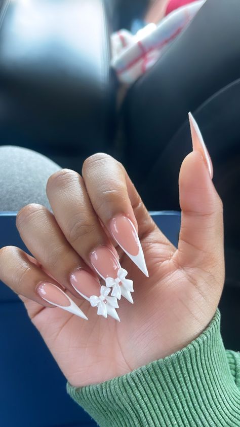 Stiletto Nails With Bows, Stiletto White French Tip Nails, White French Tip Nails Stiletto, Stalitoes Nails Design, Cute Stilletos Nails, Acrylic Nail Designs Baddie, Sharp Acrylic Nails, French Tip Acrylic Nails Stiletto, Sharp French Tip Nails