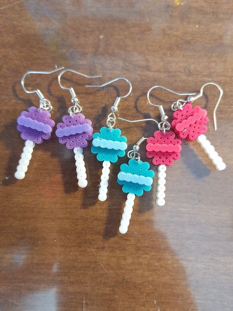 candy sucker earrings for this feeling sweet Melty Bead Crafts, Pizza Perler Beads, Bead Keychain Diy Pattern, Candy Perler Beads, Perler Beads Candy, Hama Bead Earrings, Perler Beads Jewelry, Perler Bead Patterns Cute, Perler Bead Earrings