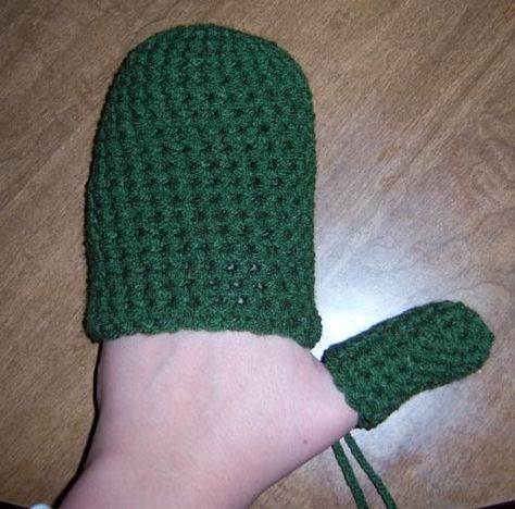 Easy Crochet Mittens - Hmmm - this is an interesting technique and very easy...one commenter on the post said she made 10 pair in one weekend... Easy Crochet Mittens, Crocheting Scarves, Crochet Mitts, Crochet Mittens Free Pattern, Crochet Mittens Pattern, Kids Mittens, Crochet Scarfs, Confection Au Crochet, The Mitten