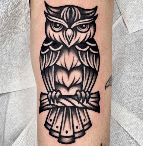 Traditional Owl Tattoos, Traditional Tattoo Drawings, Traditional Hand Tattoo, Owl Tattoo Drawings, Tattoo Catalog, Pin Up Girl Tattoo, Armband Tattoo Design, Palm Tattoos, Traditional Tattoo Sleeve