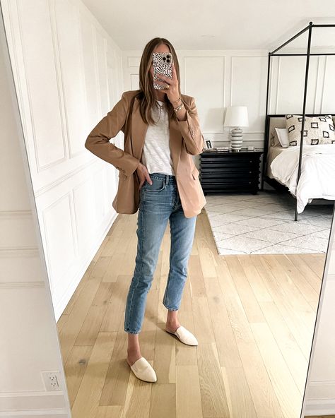 Beige Mules Outfit, Womens Blazer Outfit, Linen Blazer Outfit Women, Mules Shoes Outfit, Camel Blazer Outfit, Linen Blazer Outfit, White Tshirt And Jeans, Beige Blazer Outfit, Nashville Fashion