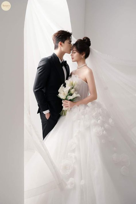 Winter Wedding Dresses, Wedding Korea, Wedding Dress Sketches, Pre Wedding Photoshoot Outfit, Korean Wedding Photography, Wedding Photo Studio, Foto Wedding, Wedding Photoshoot Props, Unique Wedding Dresses