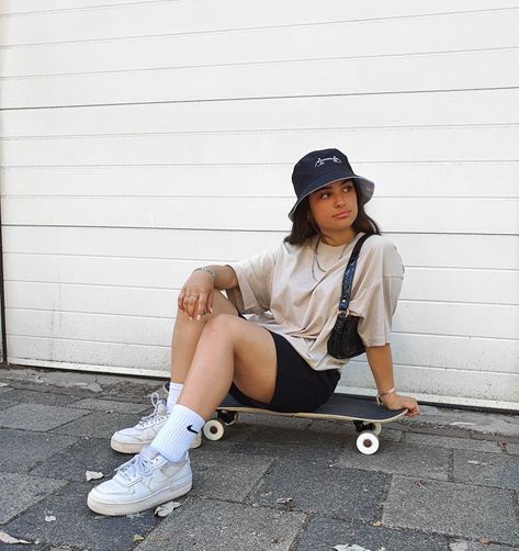 Cute Outfits With Bucket Hats Summer, Bucket Hat Looks Summer, Women’s Bucket Hat Outfit, Nike Bucket Hat Outfit, Poses With Bucket Hat, Outfits With Bucket Hats Summer, Bucket Hat Outfit Women, Visor Hat Outfit, Dad Hat Outfits Women