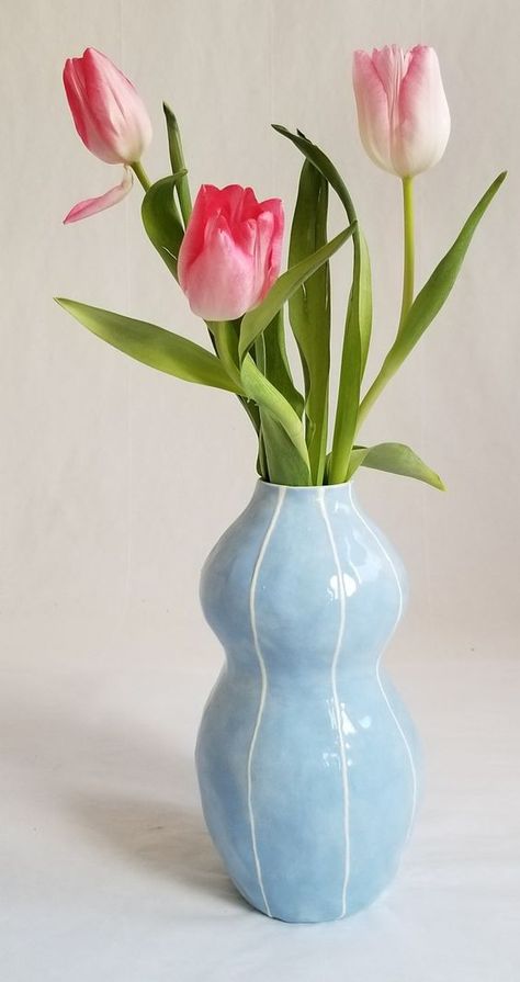 Ceramic Vase Painting Ideas Diy, Clay Vase Shapes, Abstract Vases Ceramic Pottery, Different Vase Shapes, Flower Vases Ceramic, Flower Pot Ceramic Pottery, Ceramic Vases Ideas, Easy Ceramic Vase, Funky Flower Vase