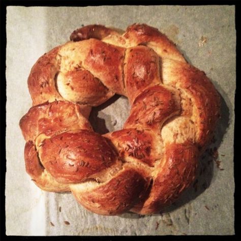 Caraway and Honey Midwinter Bread, (the hole in the middle is for the candle), and how one family celebrates Yule in their own way... Yule Bread Winter Solstice, Yule Bread, Festive Bread, Recipes Winter, Scottish Christmas, Yule Celebration, Soul Cake, Caraway Seeds, Xmas Food