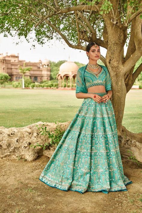 Turquoise blue bridal lehenga with jacket for engagement. See more on wedmegood.com  #wedmegood #indianwedding #indianbride #bridallehenga #lehenga #jewelry #jewellery #gottapatti #engagement #sangeet Turquoise Lehenga, Saree Bollywood, Lehenga Blouse Designs, Green Lehenga, Blue Lehenga, Red Lehenga, Lehenga Blouse, Ghagra Choli, Indian Lehenga