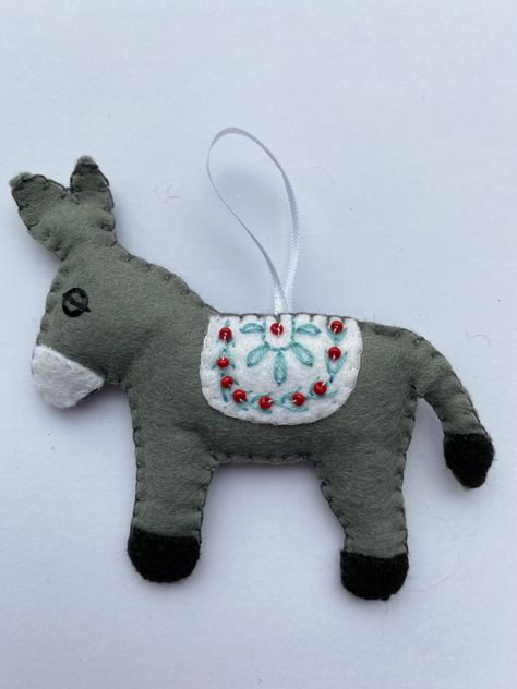 Felt Donkey Ornament, Felt Donkey Pattern, Felt Donkey, Southwestern Christmas Ornaments, Homemade Xmas Decorations, Felt Ornaments Diy, Diy Felt Christmas Ornaments, Christmas Donkey, Felt Craft Projects