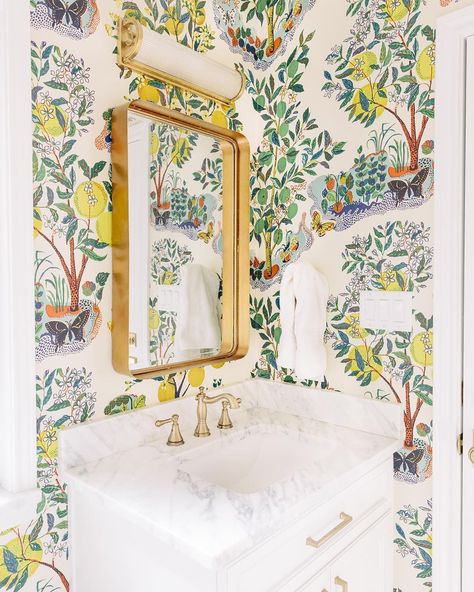 Shayne Morrissey on Instagram: “How’s this shot from our Parkcrest project for a little pool bath inspiration!? This Citrus Gardens wallpaper by @schumacher1889 is 🔥 . . .…” Citrus Garden, Powder Room Wallpaper, Schumacher Wallpaper, Wallpaper Bathroom, Bath Inspiration, The World Of Interiors, Powder Room Design, Garden Wallpaper, Paper Light