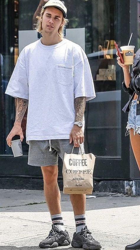 Grey Shorts Outfit Men, Japanese Street Fashion Men, Creative Letters, Yeezy Outfit, Mens Shorts Outfits, Pants Outfit Men, Mens Casual Outfits Summer, Gray Shorts, Street Style Outfits Men