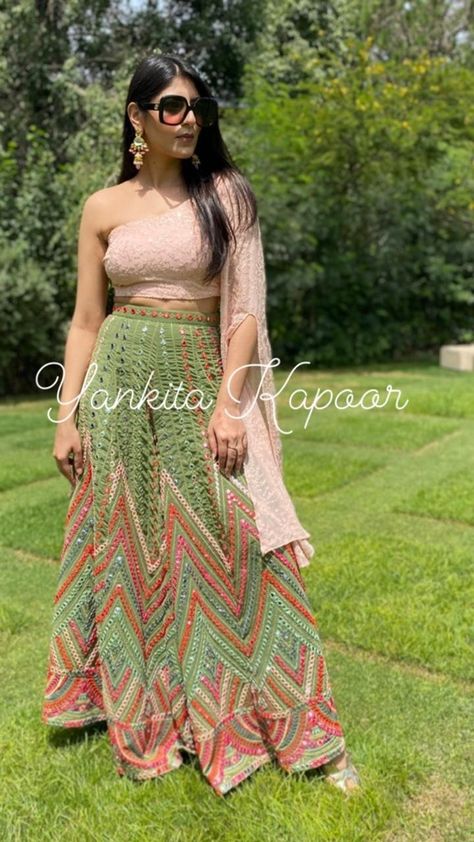 Green And Pink Mehndi Outfit, Western Crop Top, Mirror Hand Work, Top And Plazo, Indian Bridesmaids, Haldi Outfits, Ethnic Dresses, Crop Top Designs, Outfit Wedding