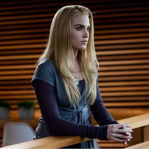 Rosalie Twilight, Rosalie Cullen, Cullen Family, Twilight Dr, Twilight Outfits, Team Edward, Rosalie Hale, Twilight Aesthetic, Twilight Memes