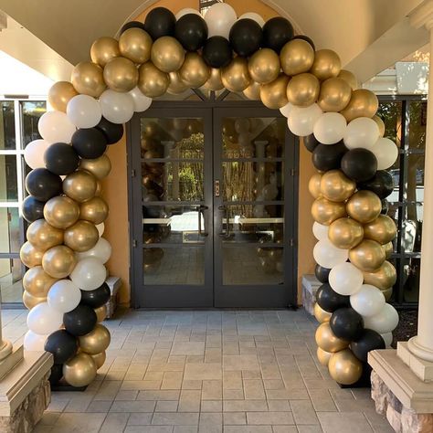 Gatsby Balloon Arch, Balloon Arches For Graduation, Balloon Arch For Graduation, Ballon Arch Grad Party, Graduation Arch Ideas, Ballon Arch Design, Grad Balloon Arch, Black And Gold Balloon Arch, Graduation Balloon Arch