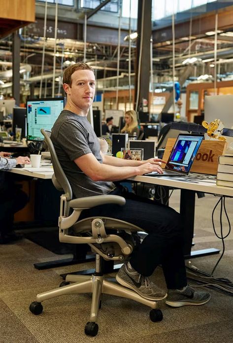 Mark Zuckerberg / CEO of Meta / Menlo Park / California / 2017 Mark Elliot Zuckerberg, Menlo Park California, Architect Studio, Fresh Living Room, Startup Office, Working Room, Corporate Office Design, Computer History, Initial Public Offering