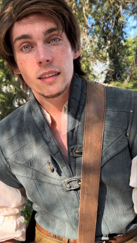 Flynn Rider Haircut, Flynn Rider Pfp, Flynn Rider Icon, Flynn Rider Real Life, Tangled Flynn, Flynn Rider Looking At Rapunzel, Tangled Cosplay, Ren Faire Outfits, Disney Prince