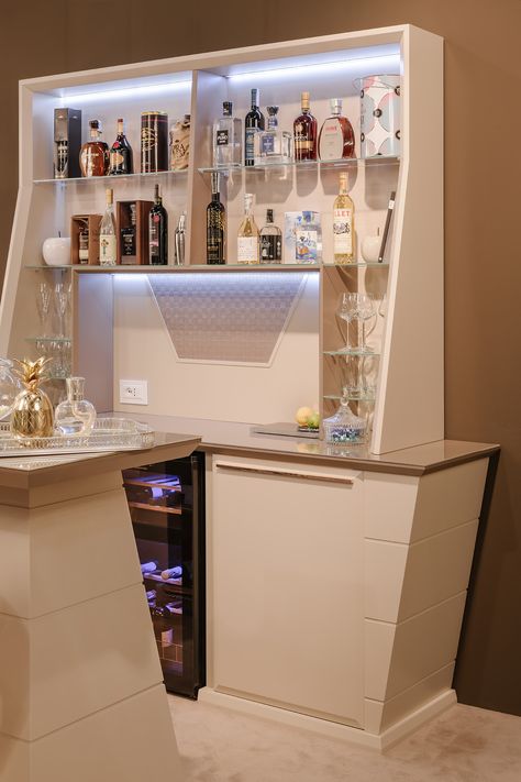 Mobile bar prodotto da Vismara Design in Italia Luxury Game Room, Home Wine Bar, Home Bar Areas, Bar In Casa, Home Cinema Seating, Home Bar Furniture, Tempered Glass Shelves, Italian Home, Mobile Bar