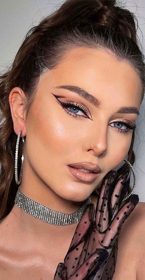 latest makeup trends 2022, makeup looks, makeup trends summer 2022, makeup ideas 2022, makeup trends winter 2022, makeup trends autumn 2022, makeup trends 2022 , 2022 eye makeup trends, makeup trends 2023, makeup look euphoria, makeup ideas colorful Latest Makeup Trends, Unique Makeup, Bridal Makeup Looks, Latest Makeup, Makeup Style, Makeup Pictures, Editorial Makeup, Prom Makeup, Gorgeous Makeup