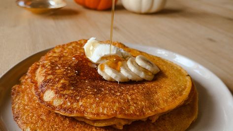 High Protein Pumpkin Pancakes Pumpkin Protein Pancakes, Plant Based Pizza, Healthy Sauces, Vegetarian Meal Prep, Pumpkin Pancakes, Filling Breakfast, Pesto Recipe, Autumn Flavors, Cottage Cheese