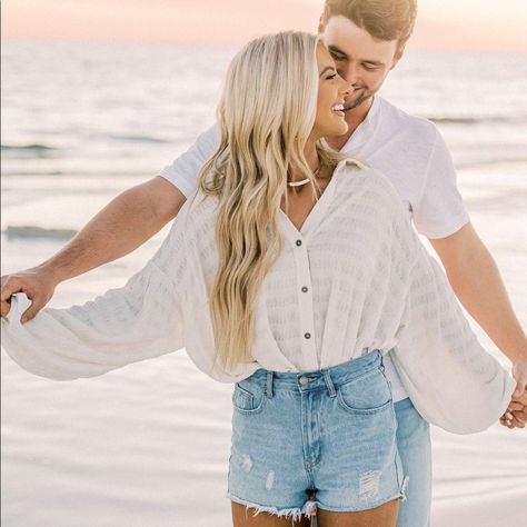 Engagement Photo Shoot Beach, Engagement Photo Outfits Summer, Engagement Pictures Beach, Couples Beach Photography, Couple Beach Pictures, Beach Poses For Couples, Cute Beach Pictures, Beach Photo Session, Beach Engagement Photoshoot