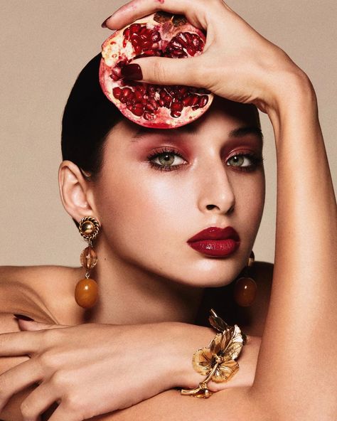 Yalda Night Makeup, Fruit Photoshoot, Nima Benati, Yalda Night, Festival Makeup Glitter, Pre Wedding Videos, Mode Editorials, Studio Portrait Photography, Jewelry Photography Styling