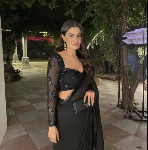 Black Saare Blouse Design, Fancy Full Sleeve Blouse Designs, Jewelry With V Neck Dress Neckline, Blouse Designs For Sequin Saree, Full Net Blouse Designs, Blouse Design For Girls Saree, Black Blouses For Saree, Party Saree Blouse Designs, Black Saree Poses Photoshoot Ideas