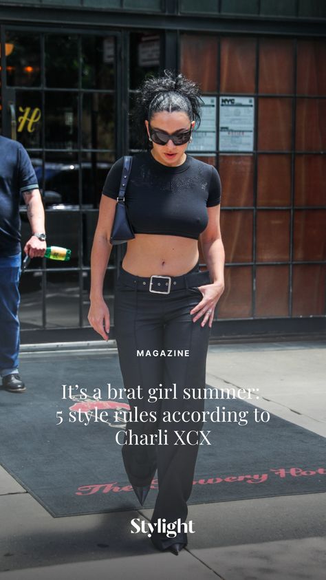 Want to copy Charli XCX's iconic style? Here 5 rules you can follow to build an oufit worthy of a brat girl summer.   #CharliXCX #charlixcxstyle #leatherjacket #oversizedsunglasses #croppedtshirt #y2kfashion #bratgirlsummer #brat Sweat Tour Concert Outfit, Brat Style Outfits, Charli Xcx Style Outfits, Charli Xcx Birthday, Brat Outfits Aesthetic, Sweat Tour Outfit Ideas, Brat Summer Outfit Aesthetic, Charlie Xcx Outfits Brat, Brat Summer Aesthetic Outfit