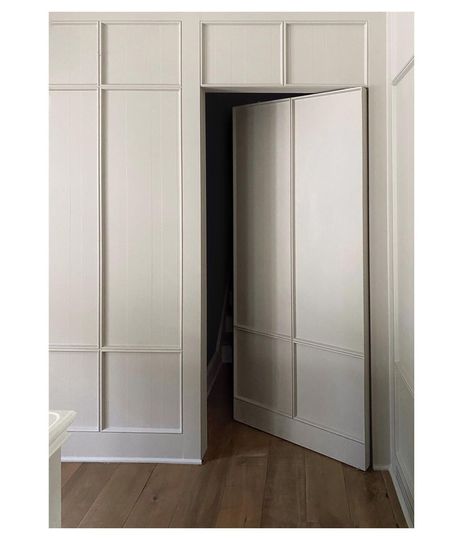 Door For Hallway, Panelling Inspiration, Camouflage Door, Majles Design, Jib Door, Hidden Doors In Walls, Secret Doors, Plank Door, Bookshelf Door