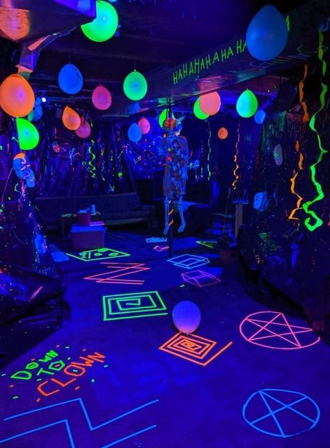 Glow Theme Party, Glow In Dark Party, Neon Birthday Party, Glow Birthday Party, Fest Temaer, Neon Birthday, Blacklight Party, Glow Birthday, Bday Party Theme