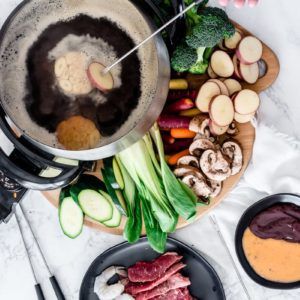 Fondue Recipes Broth, Copycat Melting Pot, Homemade Fondue, Melting Pot Fondue, Broth Fondue, Fondue Dinner Party, Broth Fondue Recipes, Fondue Broth, Easy Fondue Recipes