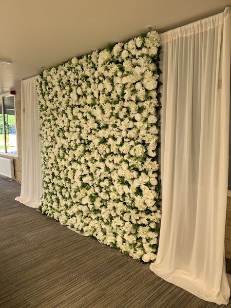 Covering Walls For Wedding, Wedding Partition Wall, Grass Wall Backdrop With Flowers And Lights, Flower Wall Curtain, Green Quince Backdrop, Diy Photobooth Wall, Flower Wall Ceremony Backdrop, Flower Wall Quinceanera, Flower Background Decorations