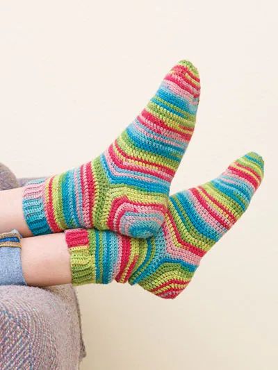 Beginner Toe-Up Crochet Socks Pattern – Crochet Crochet Socks Video, Free Crochet Socks, Baby Socks Crochet Pattern, Socks Video, Crochet Socks Tutorial, Crochet A Hat, Crochet Sock Pattern Free, Easy Crochet Socks, Crochet Baby Socks