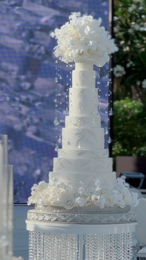 Lori Hutchinson (@thecaketress) • Instagram photos and videos Wedding Cake Designs 2024, Luxurious Wedding Cake, Afghan Shirni, Glamorous Wedding Cakes, Wedding Cake Options, Cake Competition, Fancy Wedding Cakes, Extravagant Wedding Cakes, Ideas Bodas