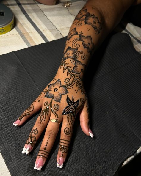 😍😍😍😍😍 pretty girls love henna ! Half sleeve + hand combo for $55 Can’t beat that !! sale ends 08/15 📌🗓️ . . . Book me for your henna boo! 💖 Located : Polk county FL 📍 Come to the Henna trap & get Henna’d girla 🔥 . . . If viewing follow // @thehennatrap to view more 💖 #henna #hennadesign #hennaartist #hennatattoo #hennadesigns #hennainspire #hennalove #hennafun #polkhenna #tampahennaartist #tampahenna Red Henna Designs Hands, Yin Yang Henna Designs, Henna Designs Upper Arm, Henna Tattoo Sleeve Arm, Whole Arm Henna, Henna Designs Detailed, Henna Tattoo Designs Sleeve, Henna Designs Sleeve, Henna Dried