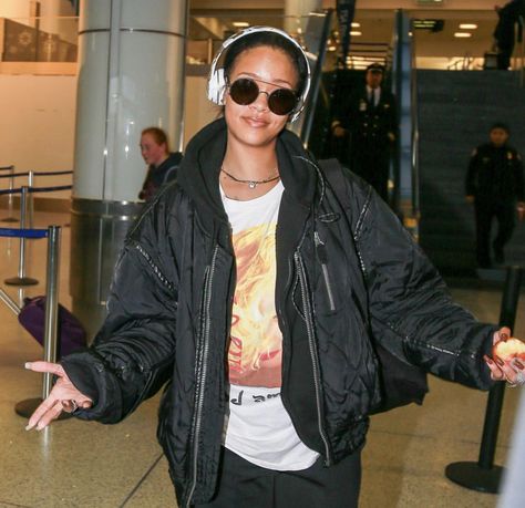 Rihanna Airport, Rihanna Signature, Aesthetic Rihanna, Rihanna Meme, Robyn Fenty, Rihanna Street Style, Rihanna Love, Summer Concerts, Bad Gyal