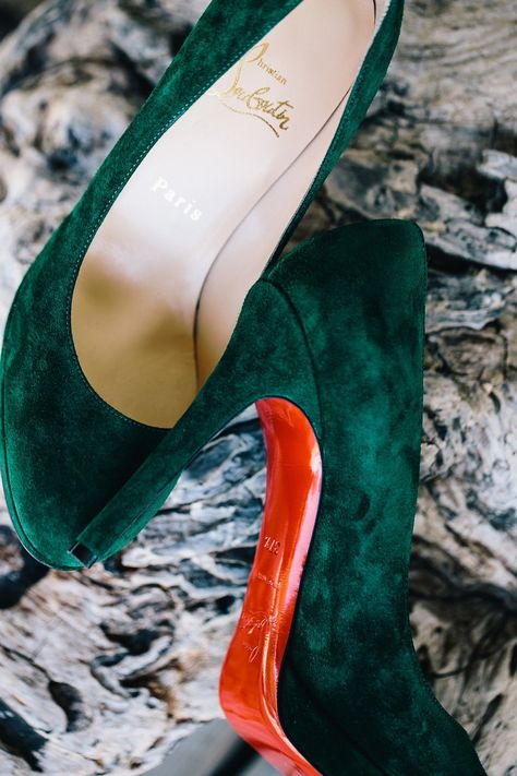 Emerald Green Wedding Shoes, Emerald Wedding Dresses, Blue Fall Wedding, Fall Wedding Shoes, Winter Wedding Shoes, Style Hippie Chic, Emerald Green Bridesmaid Dresses, Dark Green Wedding, Lake House Wedding