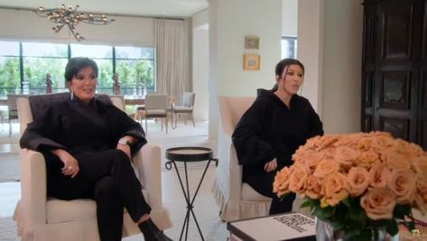 Kris Jenner Kitchen, 10 Person Dining Table, Kris Jenner House, Backyard With Pool, La Kitchen, Bbq Station, Mansion Living Room, La House, Khloe Kardashian Photos