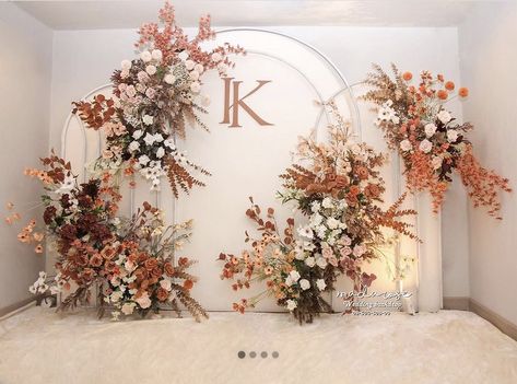 Dekor Engagement Simple, Backdrop Engagement Simple, Simple Engagement Decorations, Photobooth Backdrop Wedding, Dekor Engagement, Decor Lamaran, Sweetheart Table Florals, Backdrop Lamaran, Dekor Lamaran